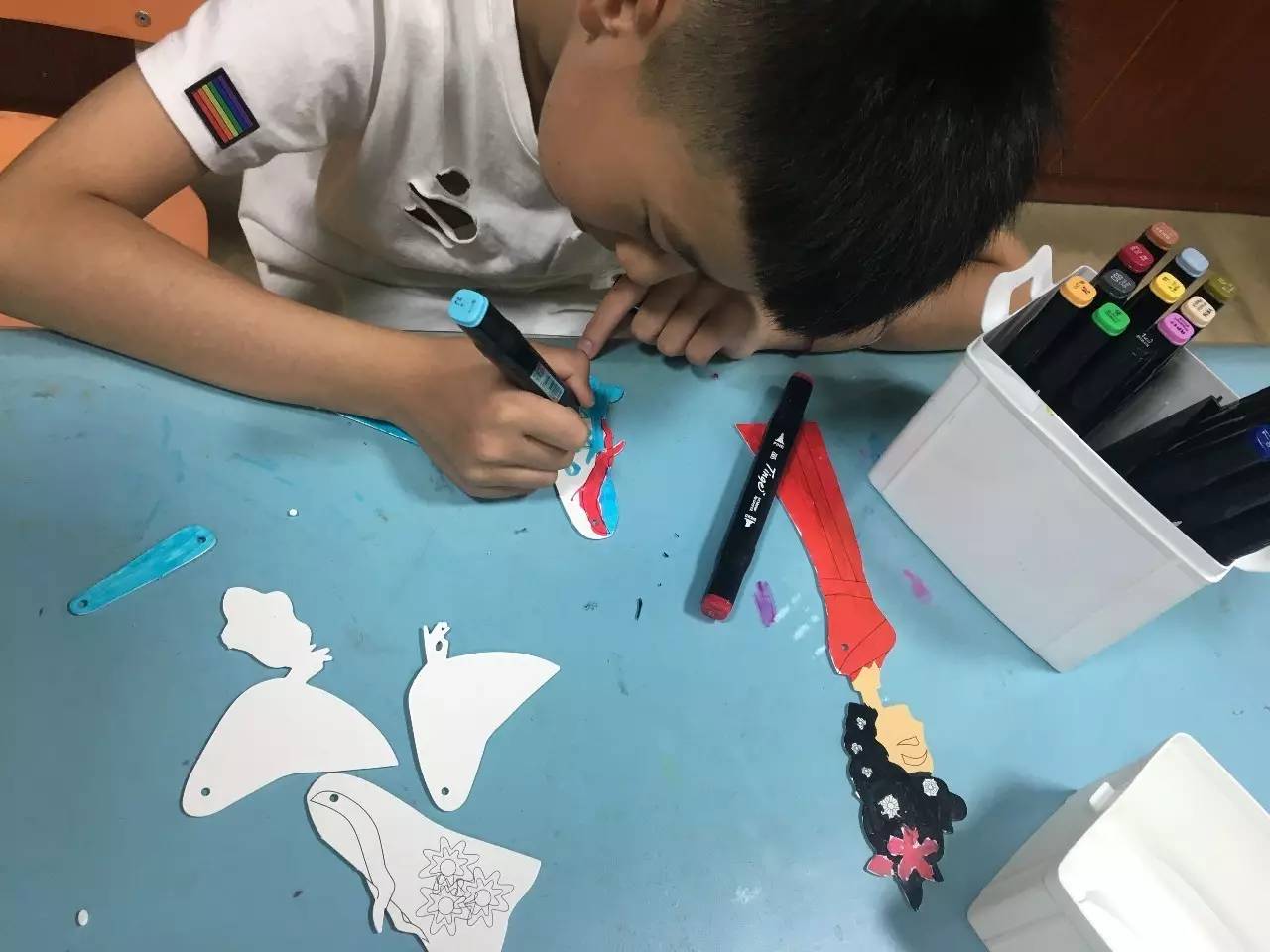 龙泉市青少年宫动漫班 指尖上的光影传承——记“皮影人物制作”班级活动